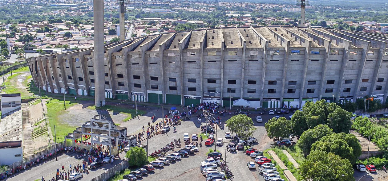 Estádio Albertão com longa fila para venda de ingressos