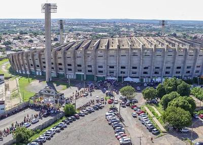 Estádio Albertão com longa fila para venda de ingressos