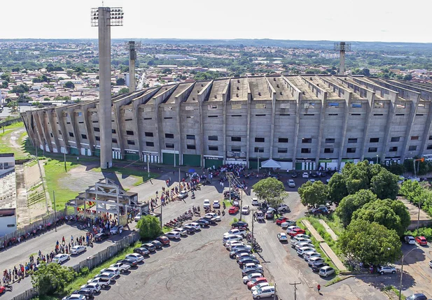 Estádio Albertão com longa fila para venda de ingressos