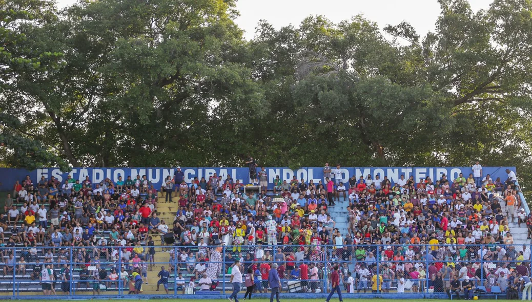 Estádio Lindolfo Monteiro lotado