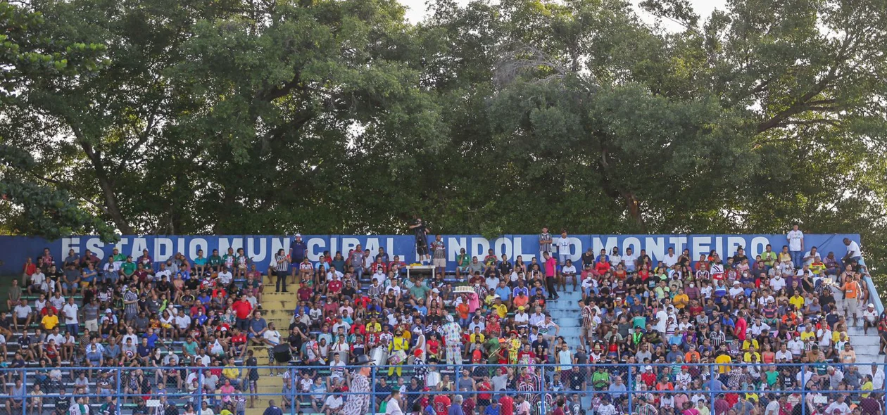 Estádio Lindolfo Monteiro lotado