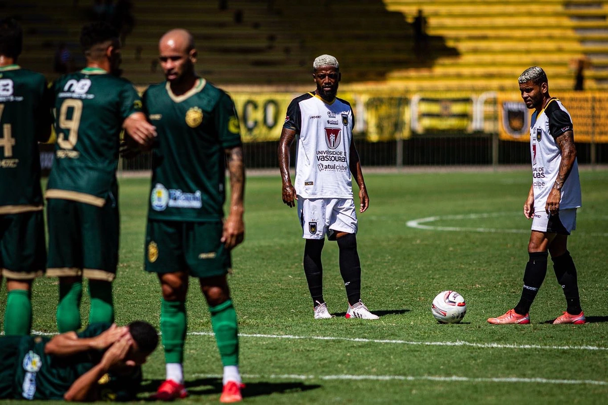 Falta cobrada por Pedrinho gerou o gol de Wendson aos 11 minutos do 1º tempo