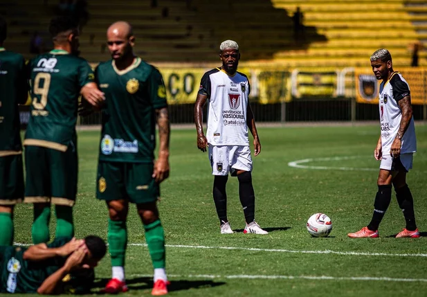 Falta cobrada por Pedrinho gerou o gol de Wendson aos 11 minutos do 1º tempo