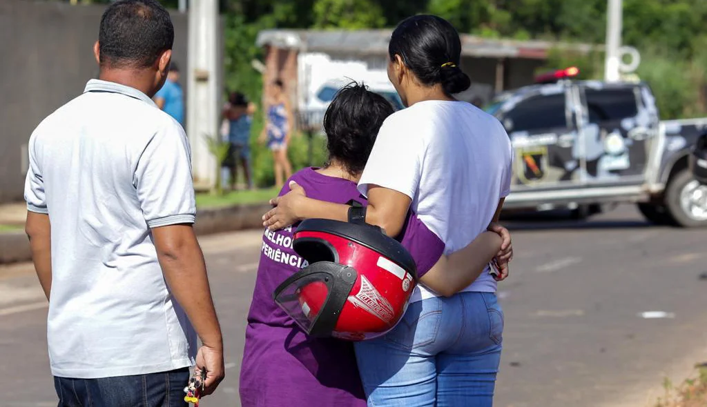 Familiares da vítima do acidente no bairro Morros