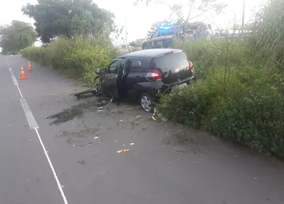 Fiat Mobi colidiu em poste na BR 316 em Teresina