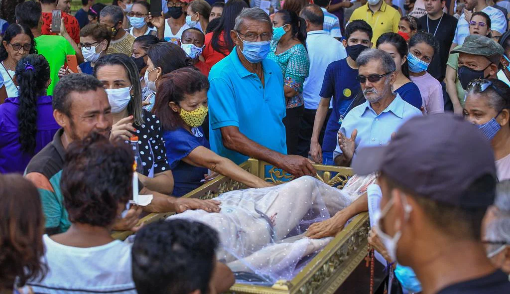 Fiéis participam da procissão do Senhor Morto