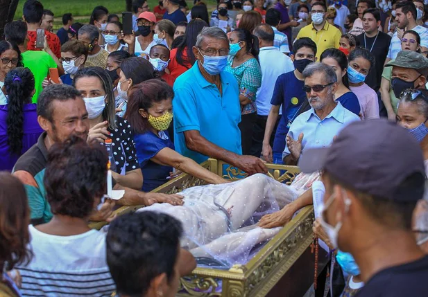 Fiéis participam da procissão do Senhor Morto