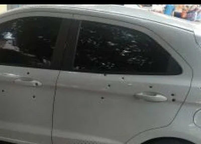 Ford Ka foi atingido com pelo menos sete disparos