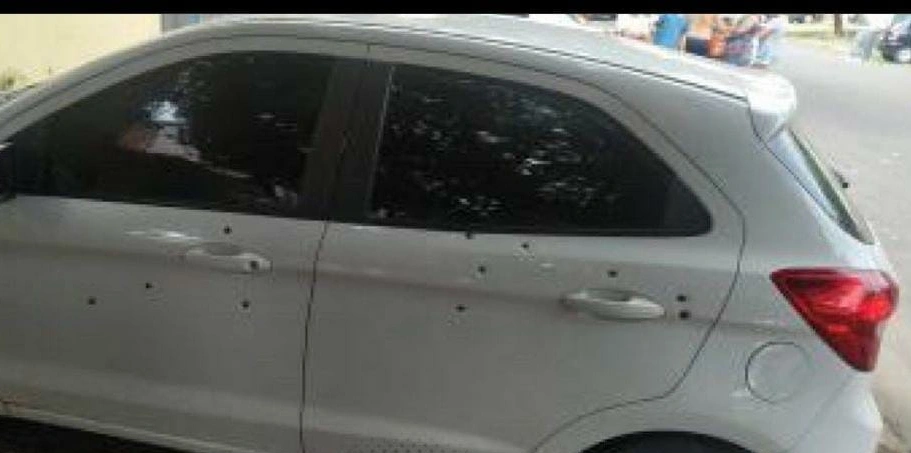Ford Ka foi atingido com pelo menos sete disparos