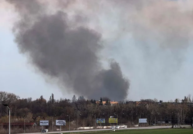 Fumaça vista no aeroporto de Dnipro, após ataque russo