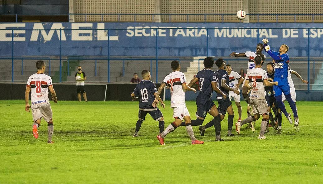 Grande defesa do goleiro