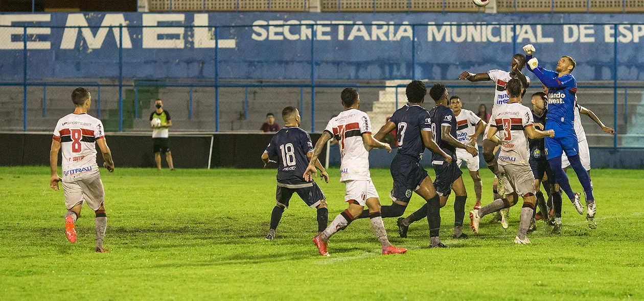 Grande defesa do goleiro