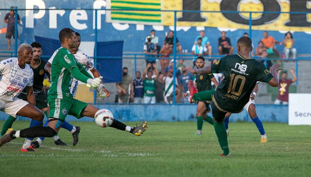 Grande defesa do goleiro