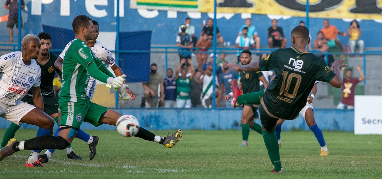 Grande defesa do goleiro