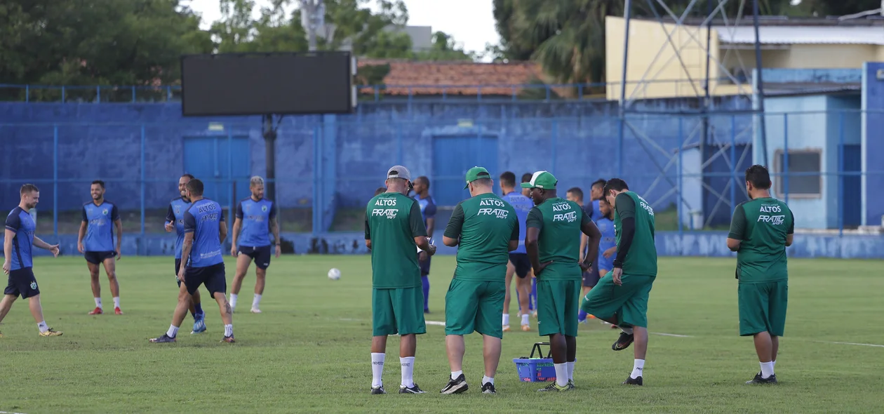 Grupo foi dividido em dois times que realizaram trabalho tático