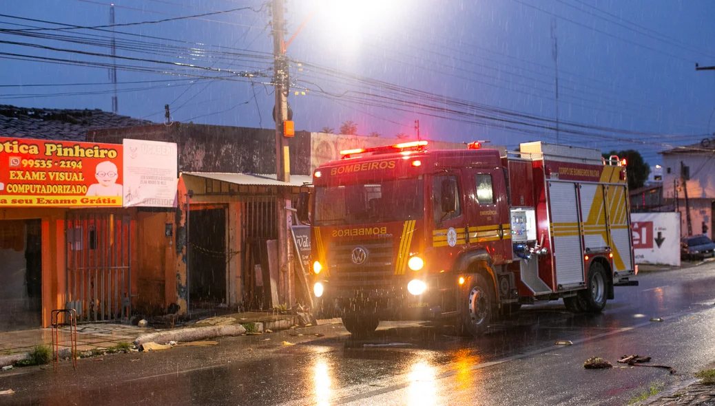 Incêndio atinge loja e salão