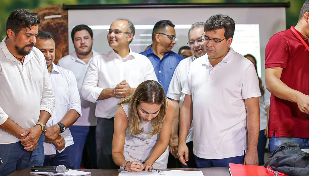 Isabel Fonteles assina ficha de filiação