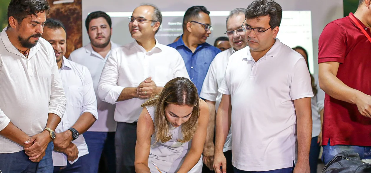 Isabel Fonteles assina ficha de filiação