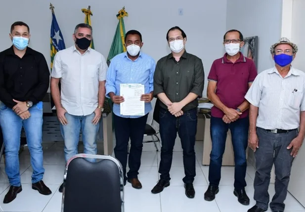 Joel Rodrigues recebendo o prêmio