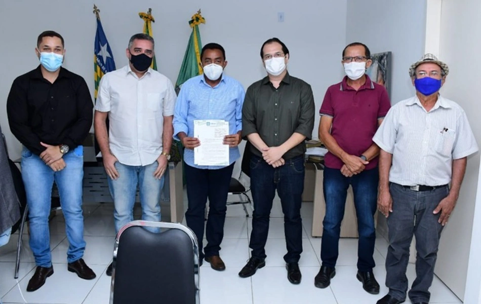 Joel Rodrigues recebendo o prêmio