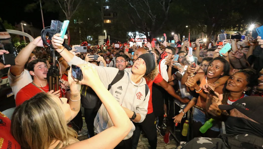 Jogador David Luiz tira foto com os torcedores