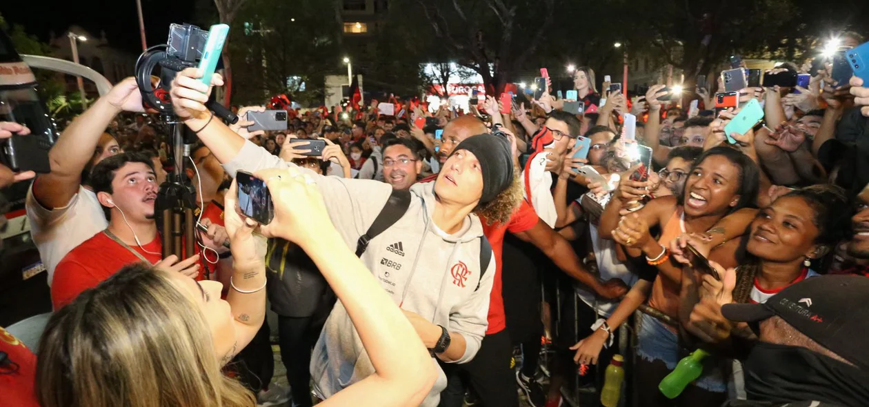 Jogador David Luiz tira foto com os torcedores