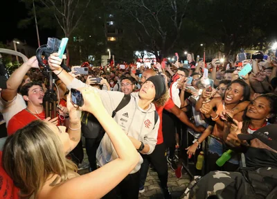 Jogador David Luiz tira foto com os torcedores