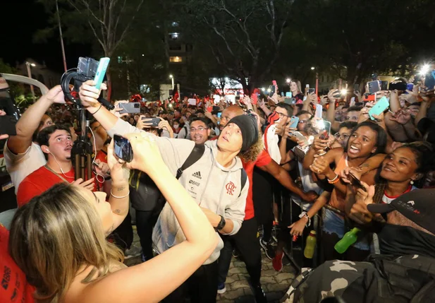 Jogador David Luiz tira foto com os torcedores
