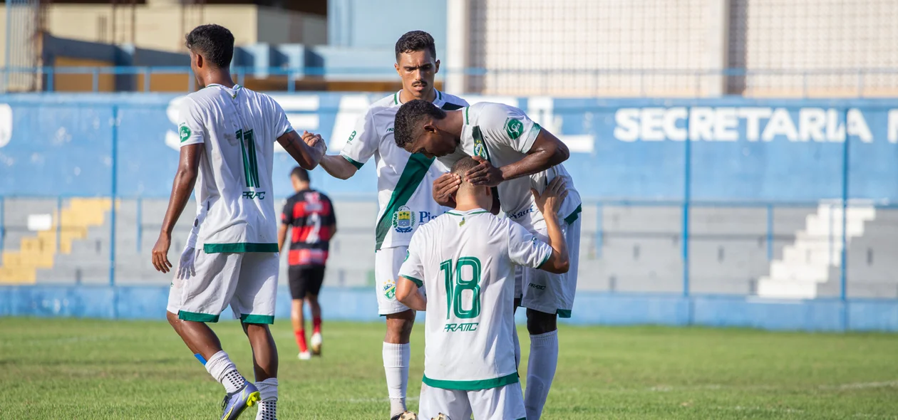 Jogadores comemorando