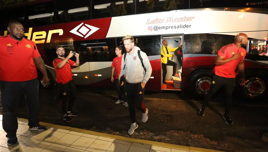 Jogadores desembarcando