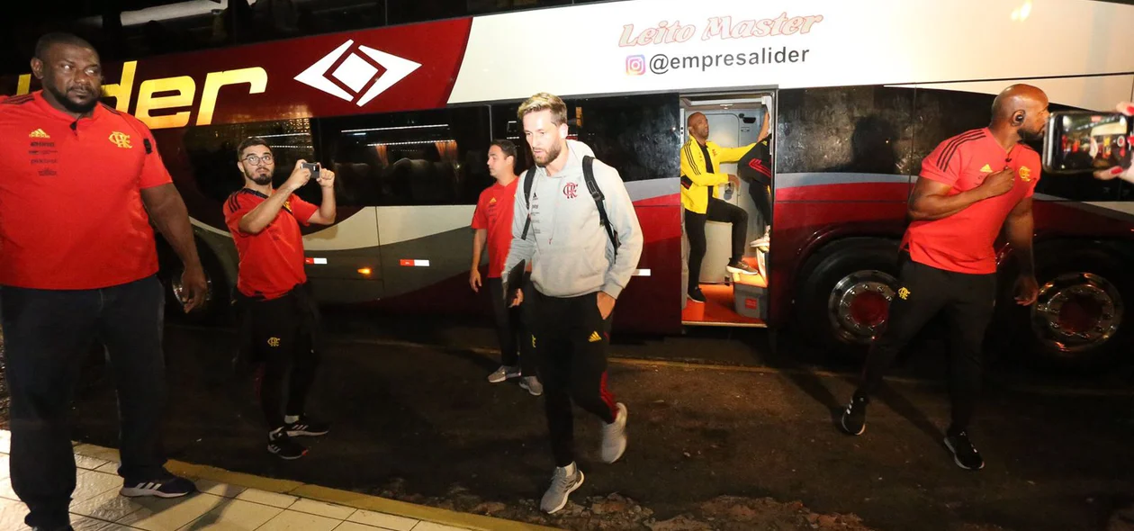 Jogadores desembarcando