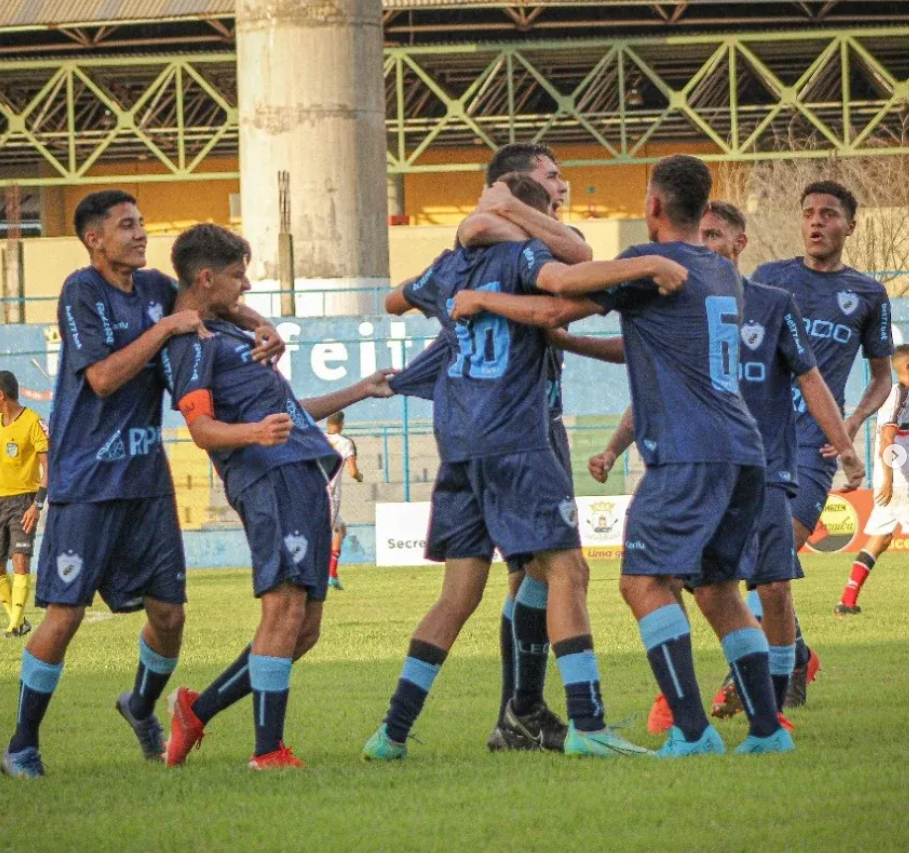 Jogadores do Londrina comemorando o gol