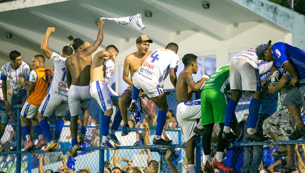 Jogadores do Parnahyba comemoram com torcida