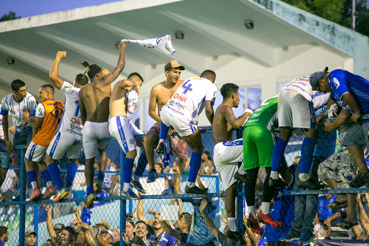 Jogadores do Parnahyba comemoram com torcida