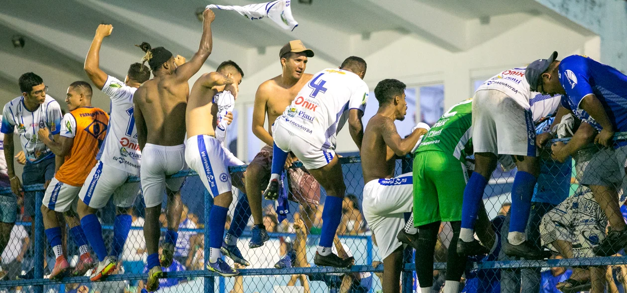 Jogadores do Parnahyba comemoram com torcida