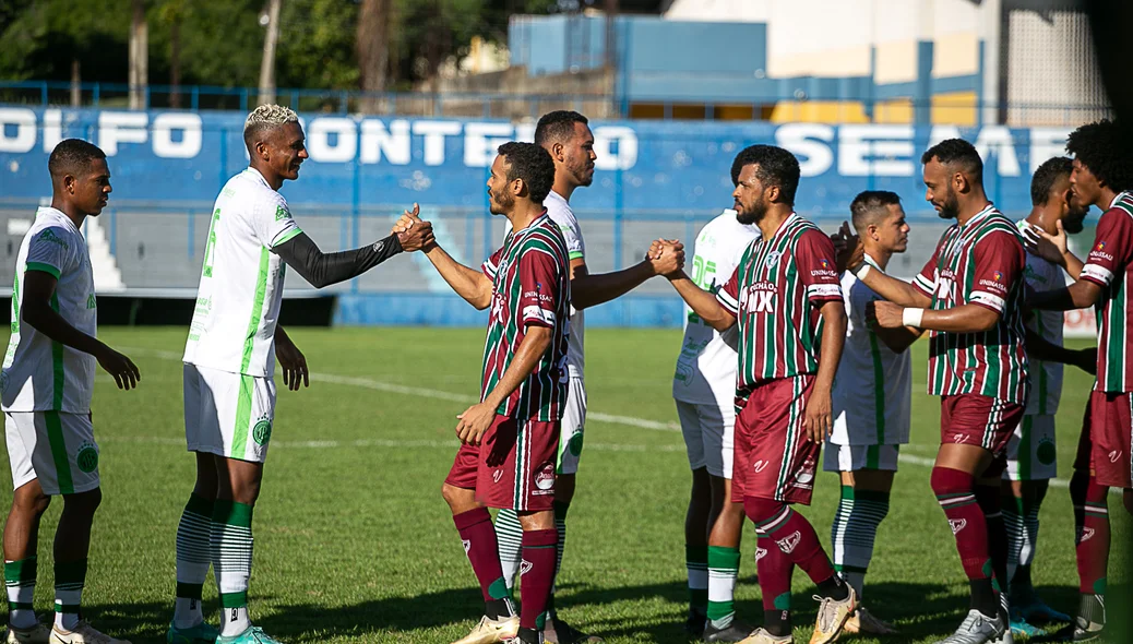 jogadores se comprimentando