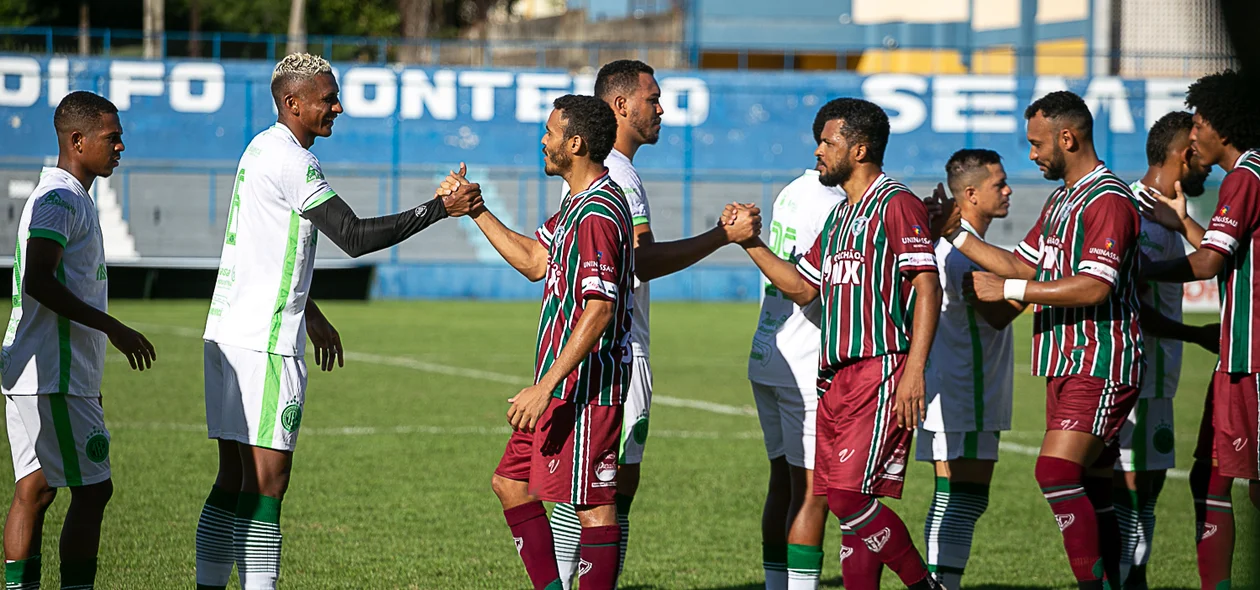 jogadores se comprimentando