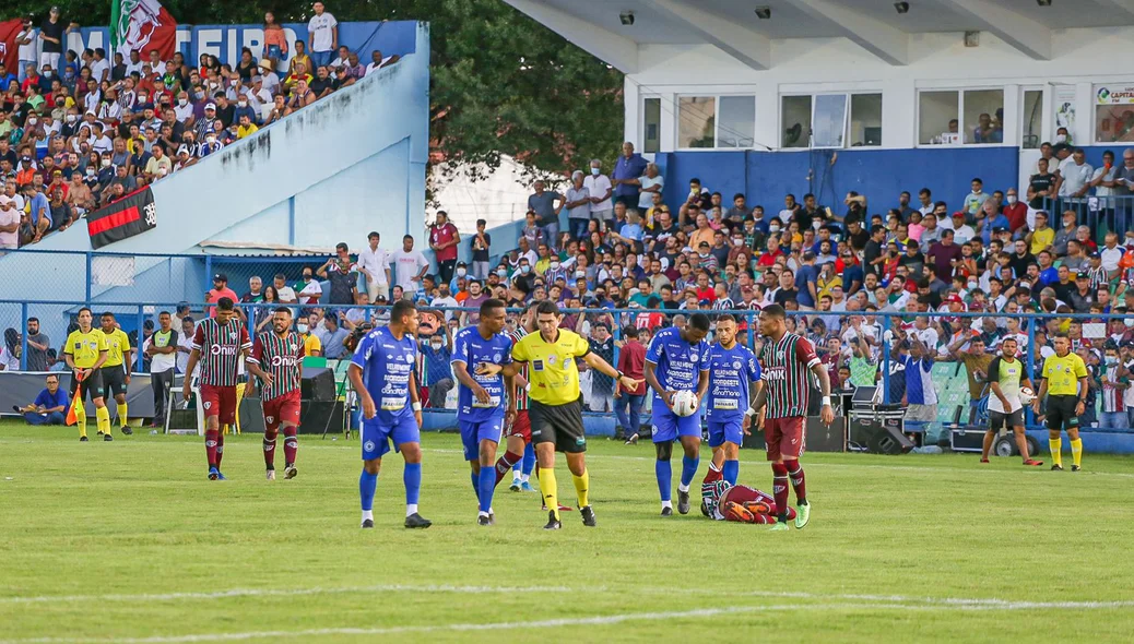 Jogo com bastante faltas