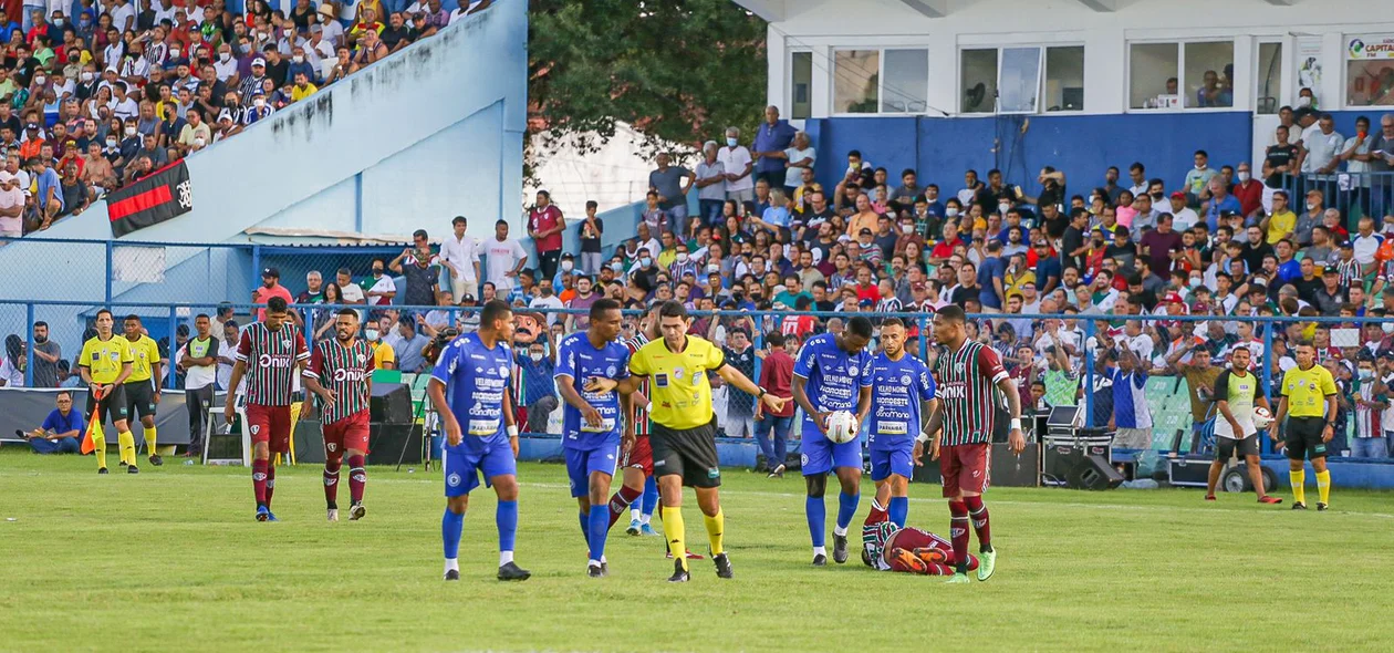 Jogo com bastante faltas