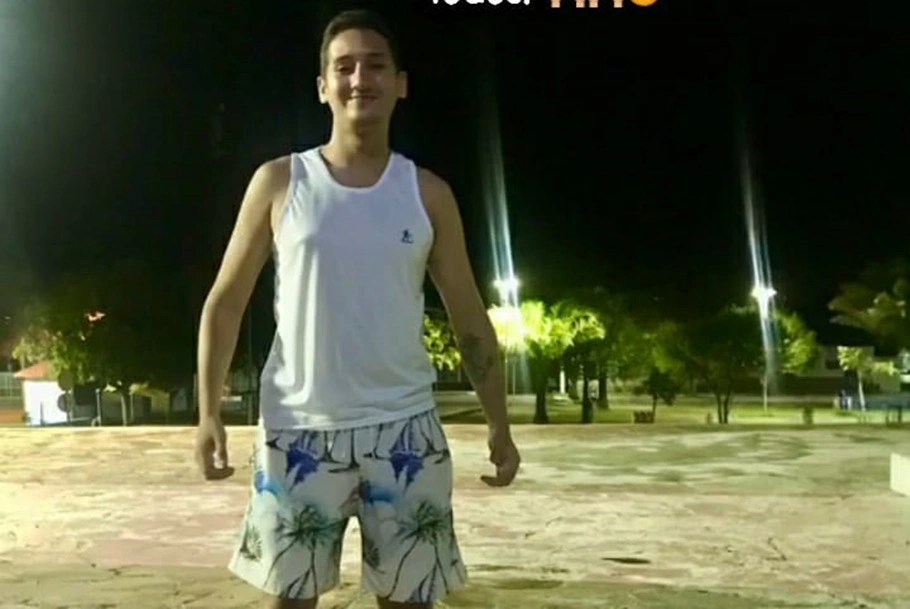 Jovem morre ao colidir moto em caminhão