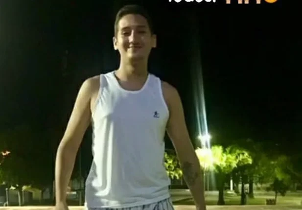 Jovem morre ao colidir moto em caminhão