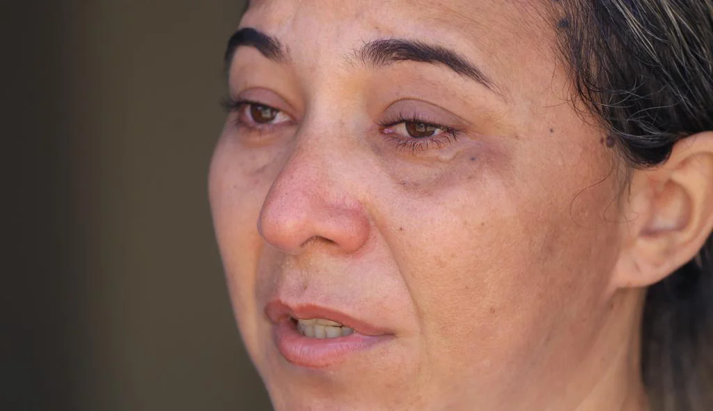 Lágrimas no rosto da mãe de Luian Oliveira