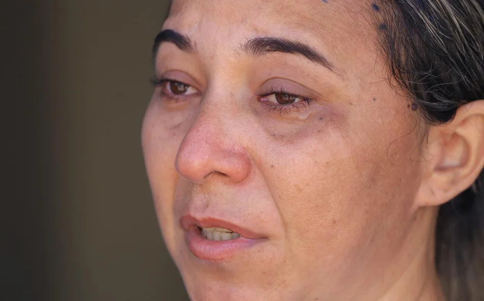 Lágrimas no rosto da mãe de Luian Oliveira