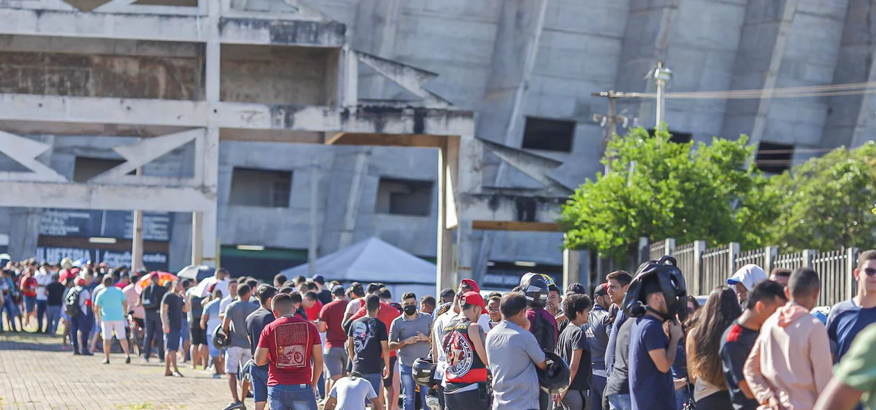 Longa fila para compra de ingressos