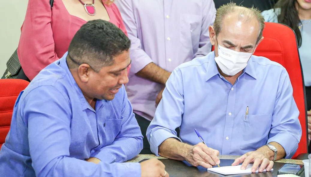 Marcelo Castro abonando as ficha do prefeito de Madeiro