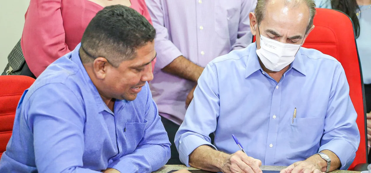 Marcelo Castro abonando as ficha do prefeito de Madeiro