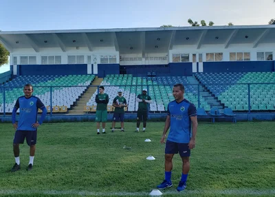 Marcos Aurélio e Netinho em treino separado na equipe do Altos. O meia pediu uma semana para recuperar sua melhor forma física
