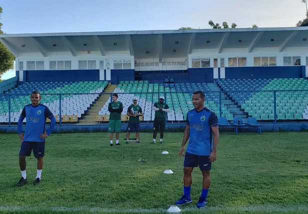 Marcos Aurélio e Netinho em treino separado na equipe do Altos. O meia pediu uma semana para recuperar sua melhor forma física