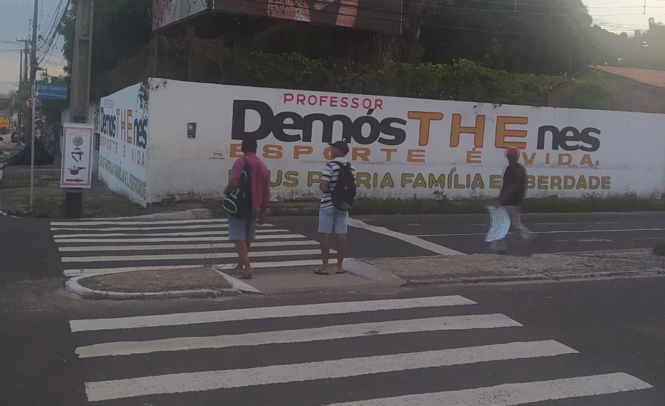 Mensagem afixada em muro