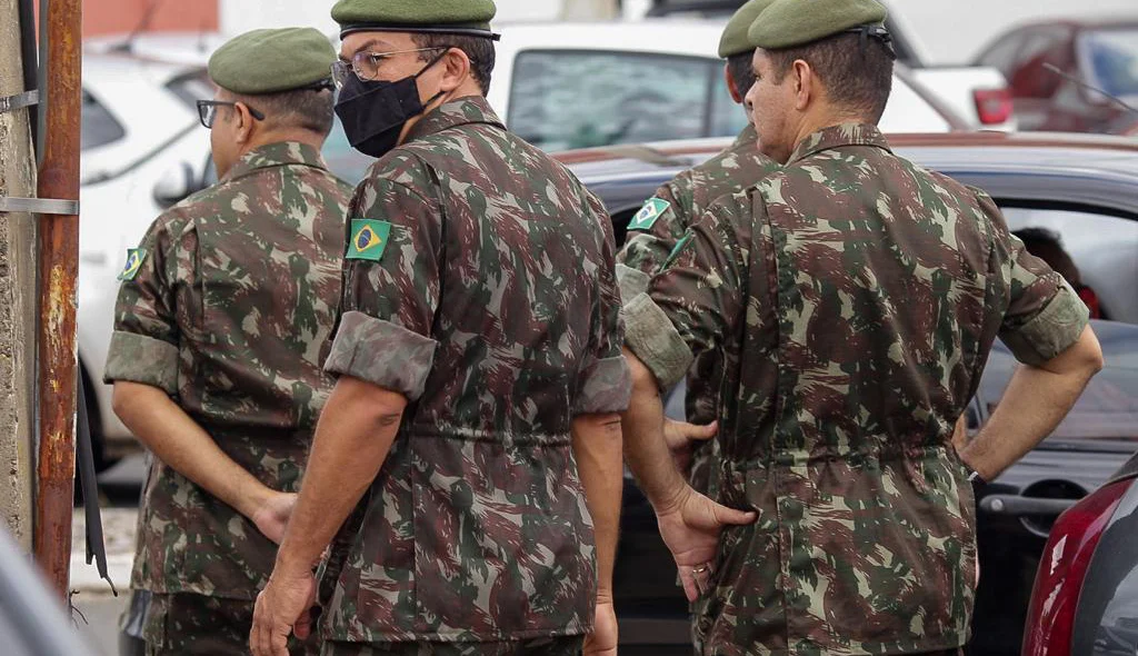 Militares estiveram no velório